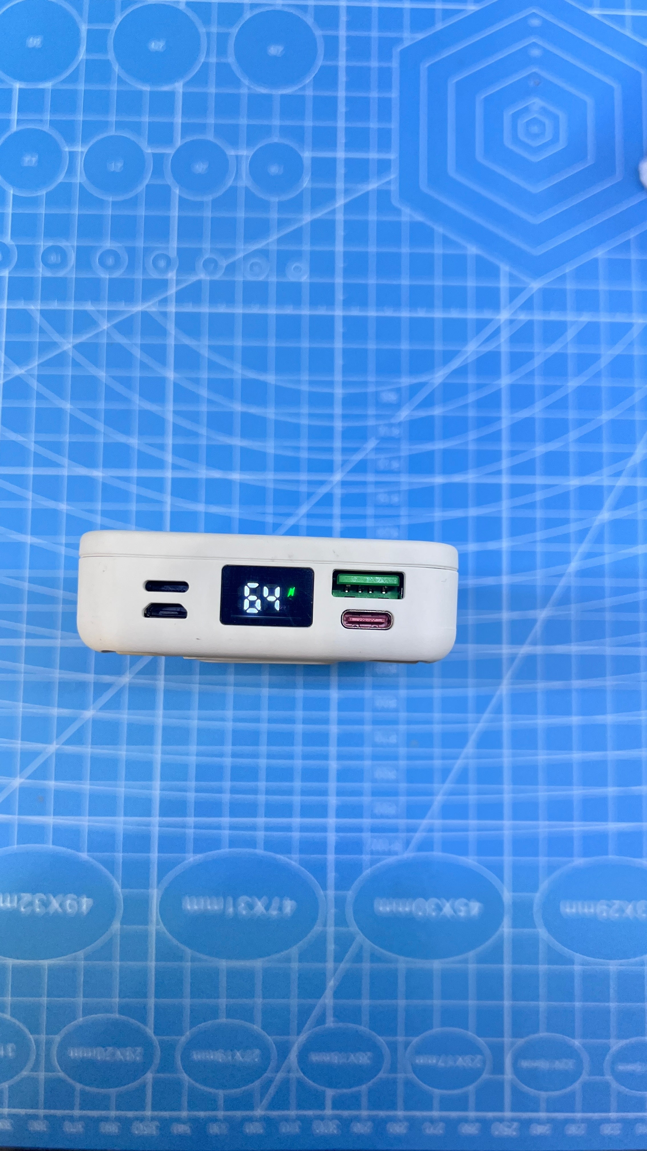 Magsafe Powerbank w/ 2 cables, kickstand, LED display